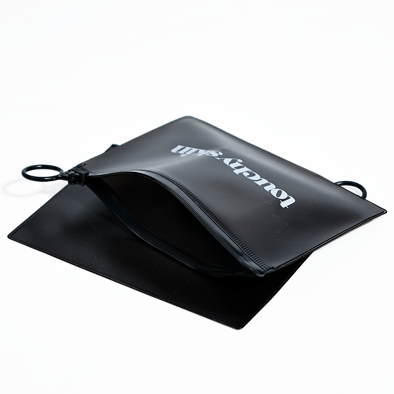 Black frosted ring zipper bag