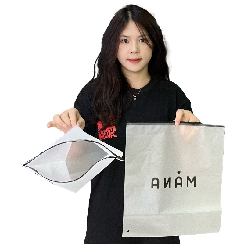 MANA black chain and white frosted zipper bag