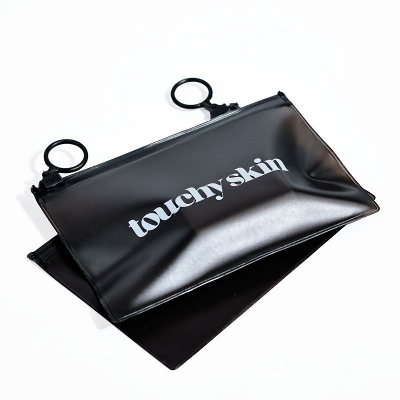 Black frosted ring zipper bag