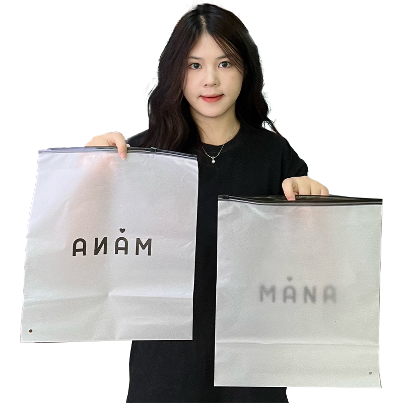 MANA black chain and white frosted zipper bag